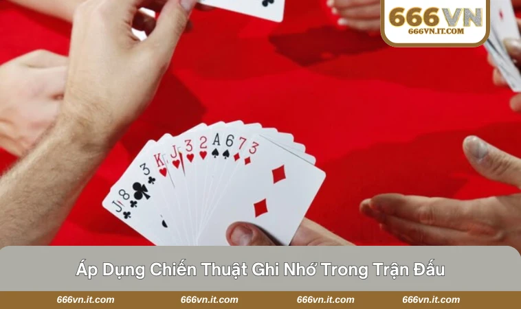 Cách Nhớ Bài Tiến Lên - Mẹo Vàng Giúp Chơi Dễ Dàng Hơn 3 Người chơi đang tập trung quan sát và nhớ bài trong ván tiến lên